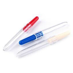 Navliekač nití v plastovom puzdre