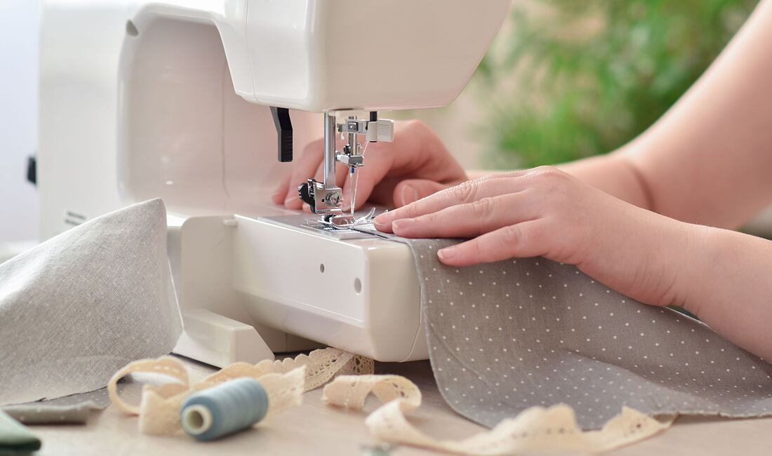 Hľadáte praktický stroj na bežné domáce opravy odevov?