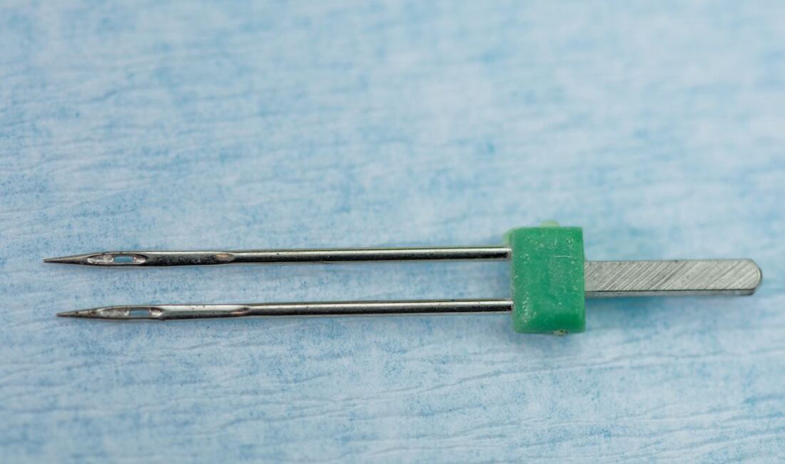 VIDEONÁVOD: AKO NAVLIEKNUŤ DVOJIHLU, ŠITIE DVOJIHLOU