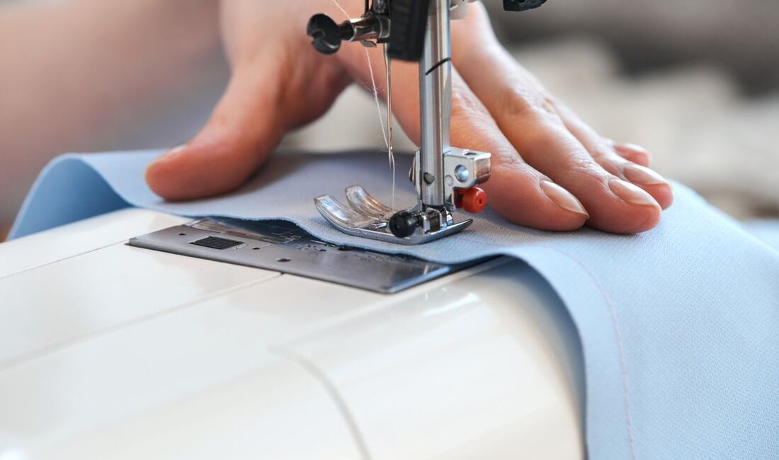 Prečo mi stroj vynecháva stehy?