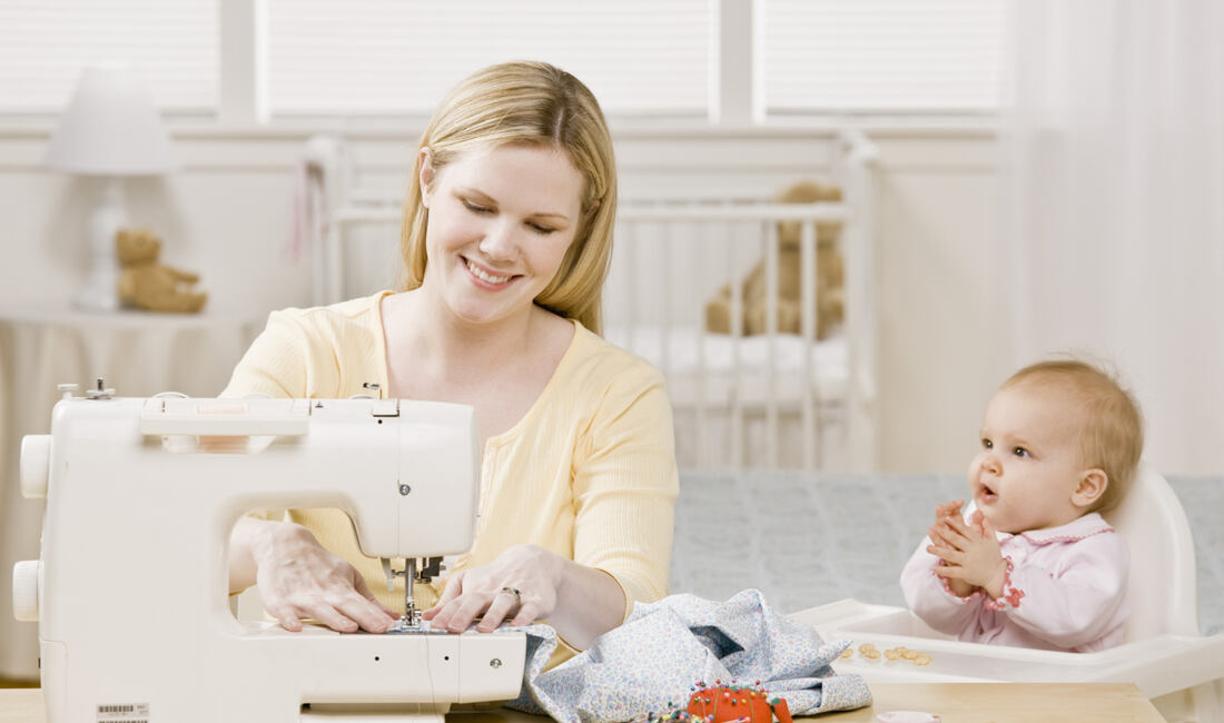 Začínajúci krajčírka so šijacím strojom Brother