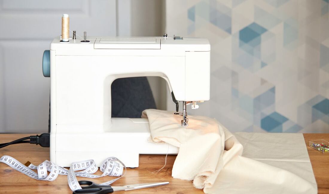 Šijací stroj pre domácnosť, ktorý veľmi nestojí, ale dokáže divy
