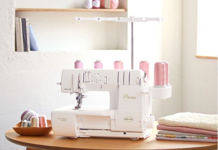 Exkluzívny coverlock Baby Lock s horom krycím stehom