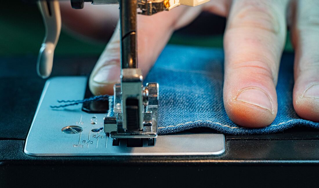 Dorazili nové stroje na šitie silnou niťou a džínsoviny