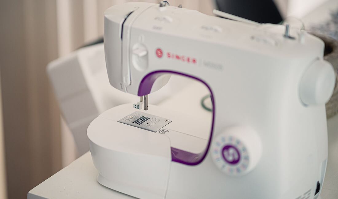 Aký je rozdiel medzi mechanickým a elektronickým šijacím strojom