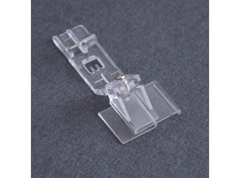 Pätka na našívanie čipky na okraj látky - coverlocky Merrylock