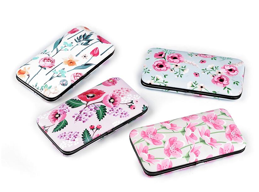 Manikúra v pouzdře s květy